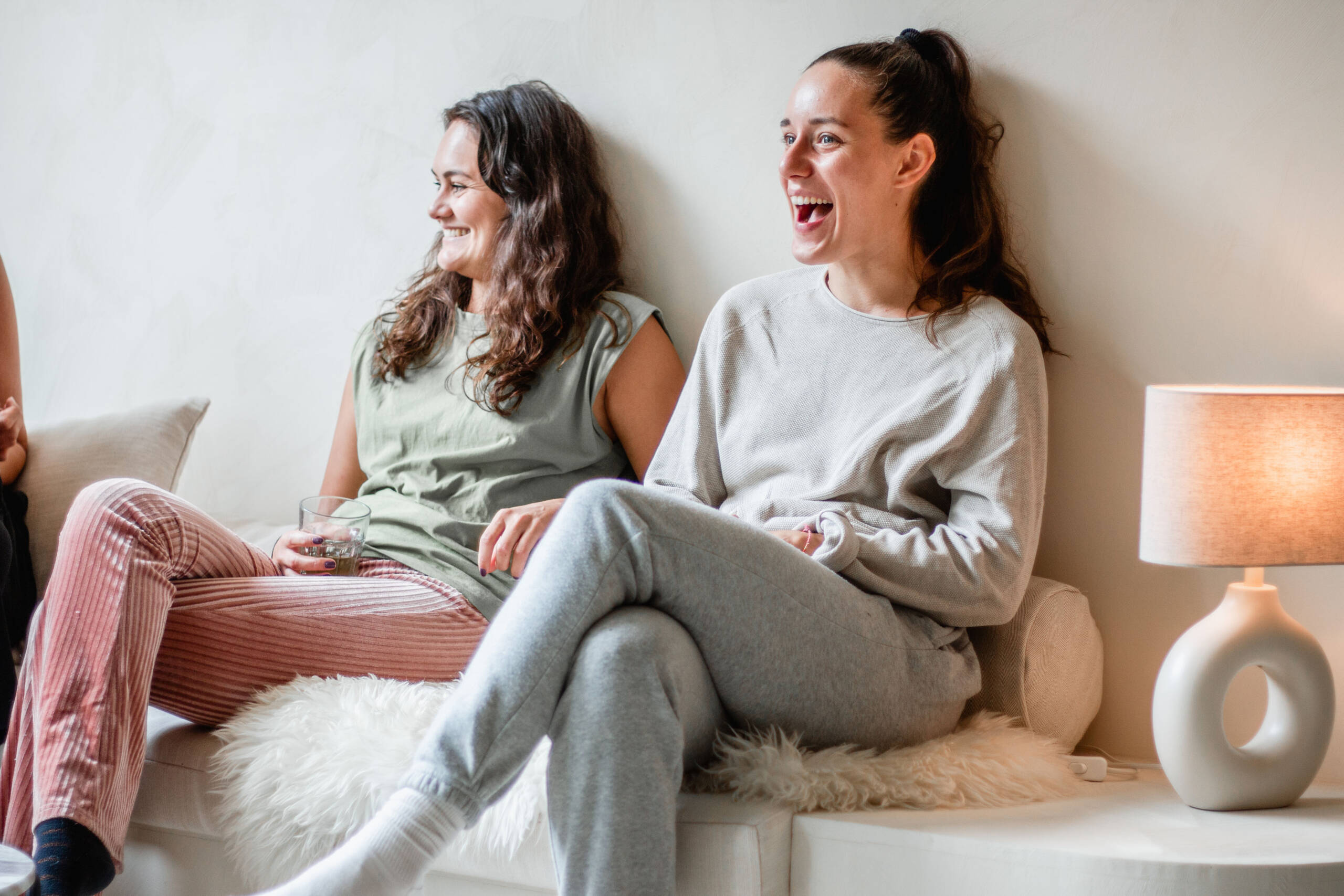 Twee vrouwen in een persoonlijk gesprek op de bank